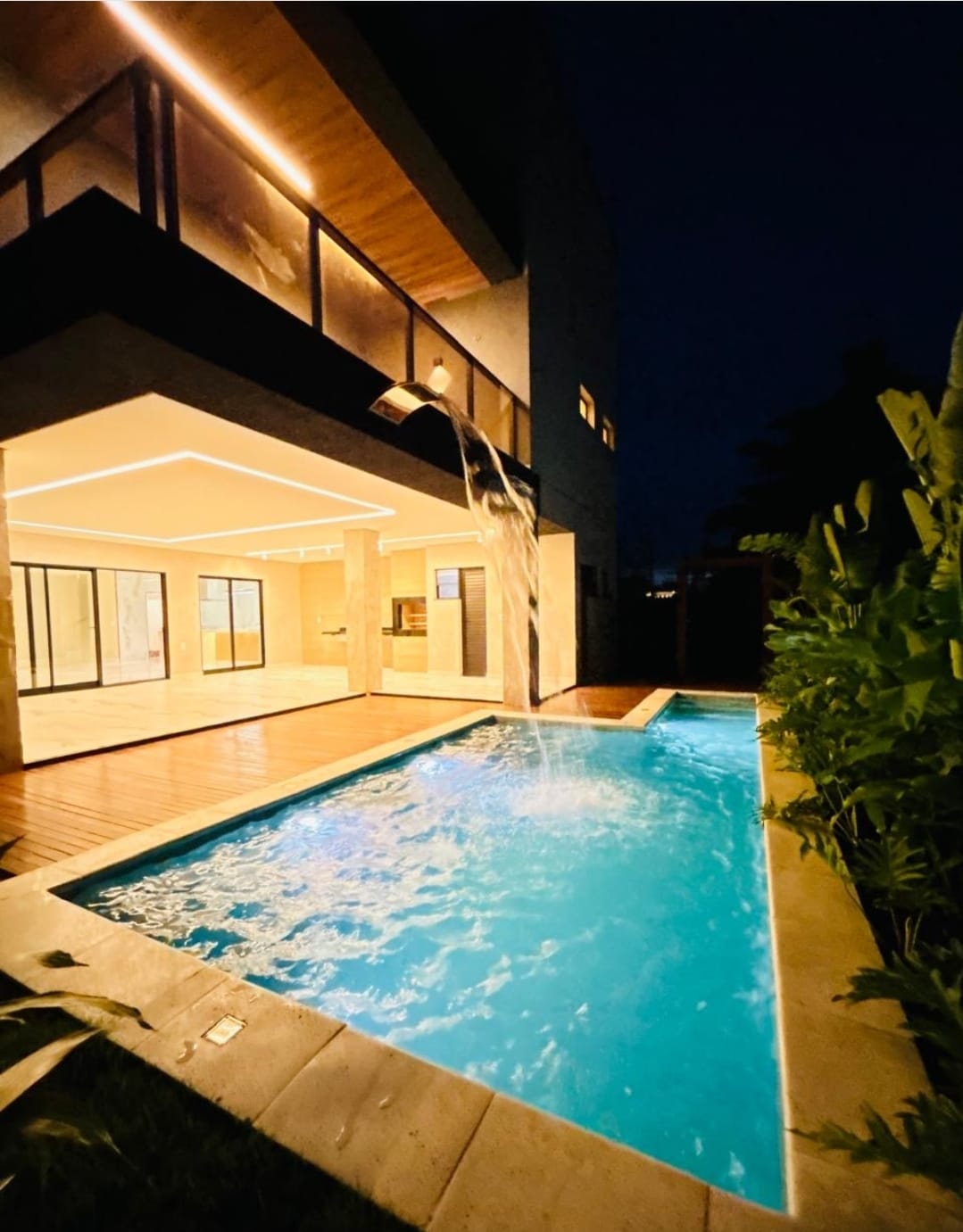 Piscina com cascata e paisagismo