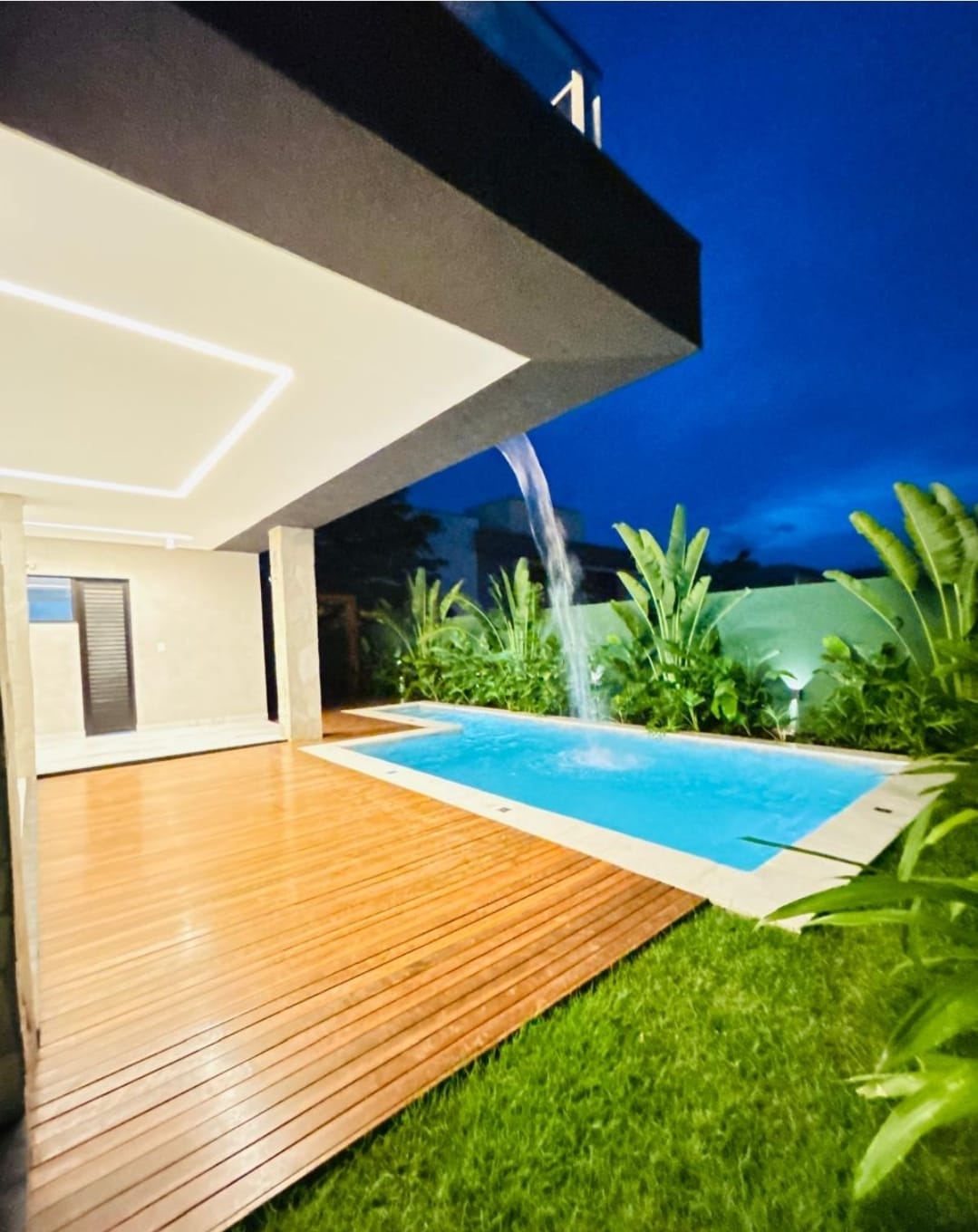 Piscina com deck e área de convivência