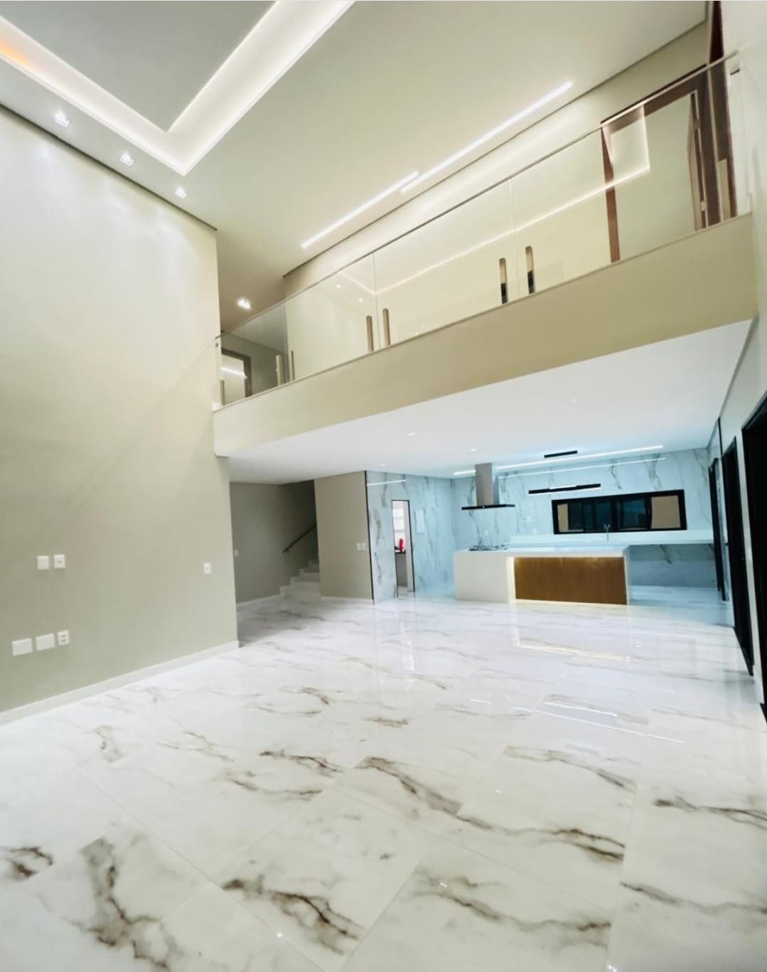 Sala com pé-direito duplo e cozinha integrada